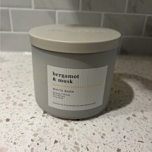 White Barn Bergamot & Musk Scented Candle — Cream/Grey